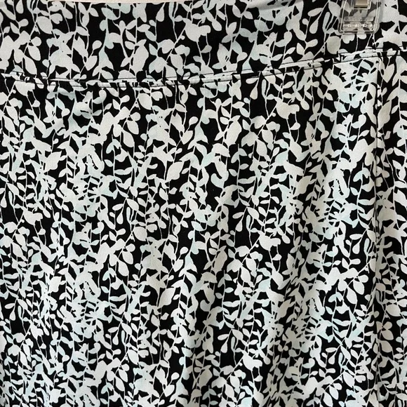 Woman’s size M Skort - Picture 4 of 6